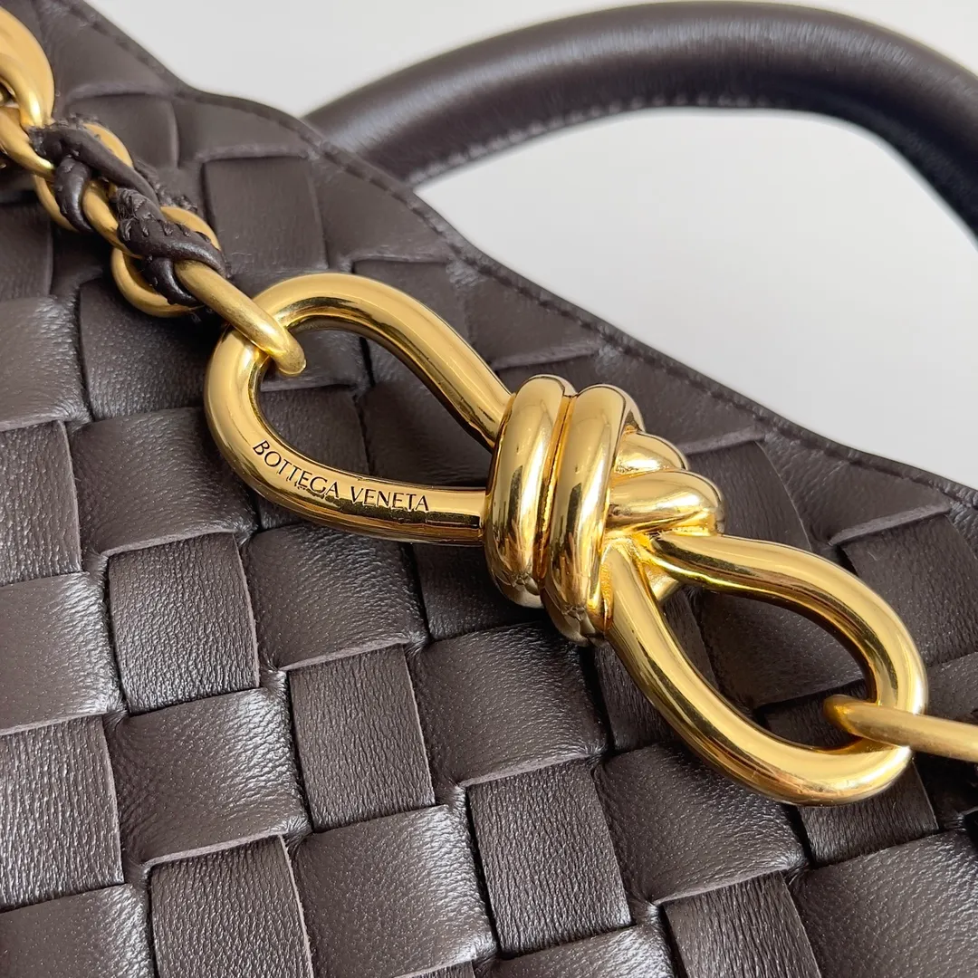 Batch 1960 BOTTEGA VENETA 2024 spring and summer new small ANDIAMO chain bag is also available! 🔥🔥I believe many friends have been waiting for a long time. The metallic chain adds a touch of sophistication to the original softness and elegance of Andiamo. The collision of classic craftsmanship and elegance creates a different kind of beauty. Style number: 786008 Size: 25*22*10.5cm